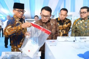 Menteri Desa Yandri Susanto bersama Kepala BNN meninjau barang bukti narkotika pada peringatan Hari Anti Narkotika Internasional 2026 di Lido, Bogor.