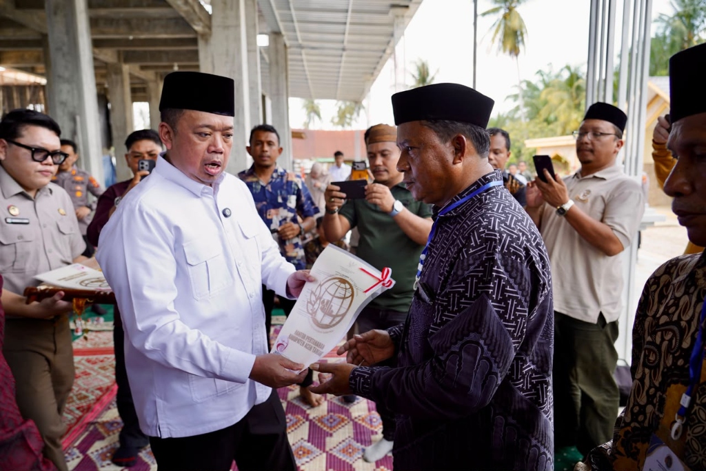 Menteri ATR/Kepala BPN Nusron Wahid menyerahkan sertipikat tanah wakaf kepada perwakilan Masjid Salman Alfarisi di Kabupaten Aceh Tamiang.