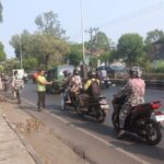 Dishut Kalsel Bagikan Masker Gratis, Lindungi Masyarakat dari Dampak Kabut Asap