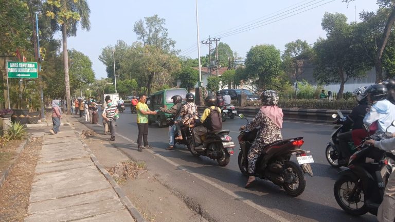 Dishut Kalsel Bagikan Masker Gratis, Lindungi Masyarakat dari Dampak Kabut Asap