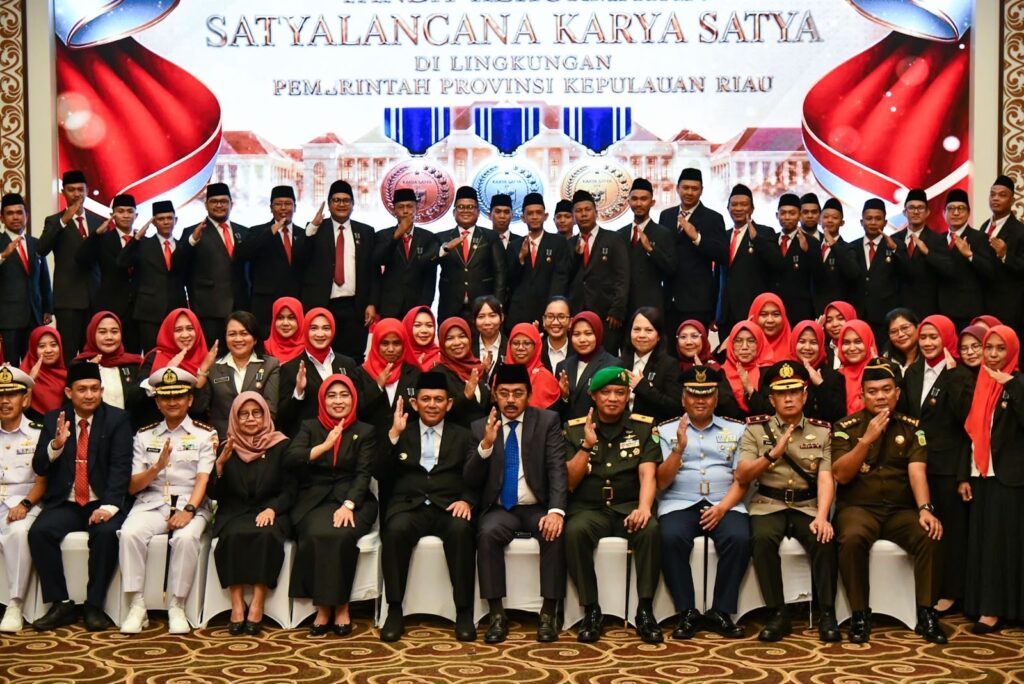 Gubernur Ansar Serahkan Satyalancana Karya Satya kepada 610 PNS Kepri