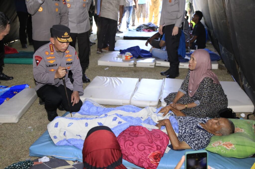 Kapolri Tinjau Posko Pengungsian Barangkolong, Pastikan Layanan Warga Terdampak Gempa Berjalan Optimal