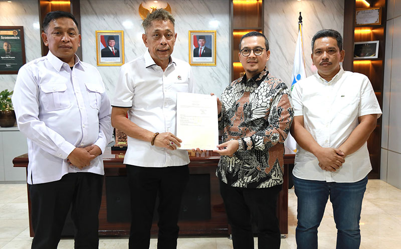 Akselerasi Pembangunan Sekolah Rakyat, Bupati Mamuju Tengah Serahkan Sertifikat Lahan