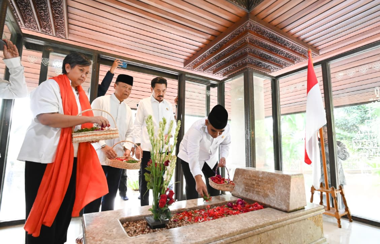 ‎Jelang Peringatan HUT ke-81 Kemerdekaan RI, Pimpinan MPR Ziarah ke Makam Bung Hatta