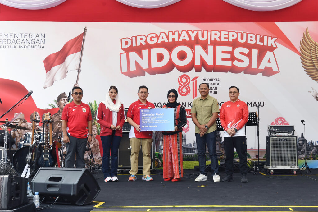 Solidaritas dalam HUT ke-81 RI, Mendag Busan Serahkan Bantuan Kemendag untuk Korban Gempa NTT