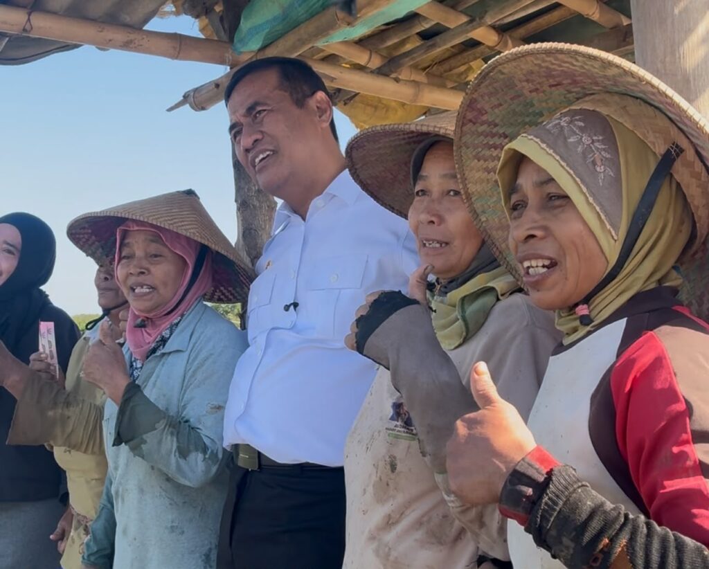 Sidak Sawah di Semarang, Mentan Amran Dengar Keluhan Petani, Langsung Hadiahi Traktor