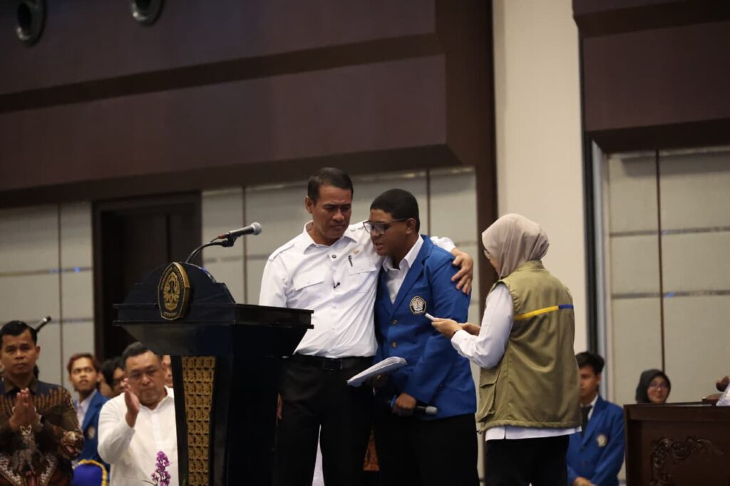 Mahasiswa UNDIP Curhat, Mentan Amran Langsung Perintahkan Pengiriman Beras ke Alor