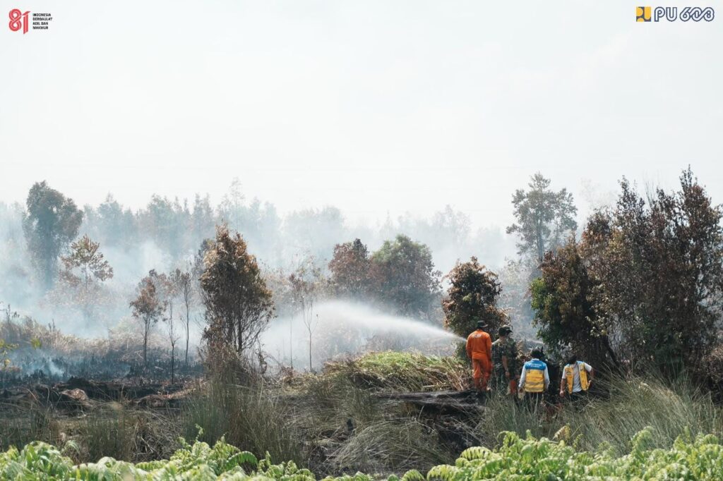 Kementerian PU Kerahkan Personel dan Truk Tangki Air Bantu Tangani Karhutla di Kalteng