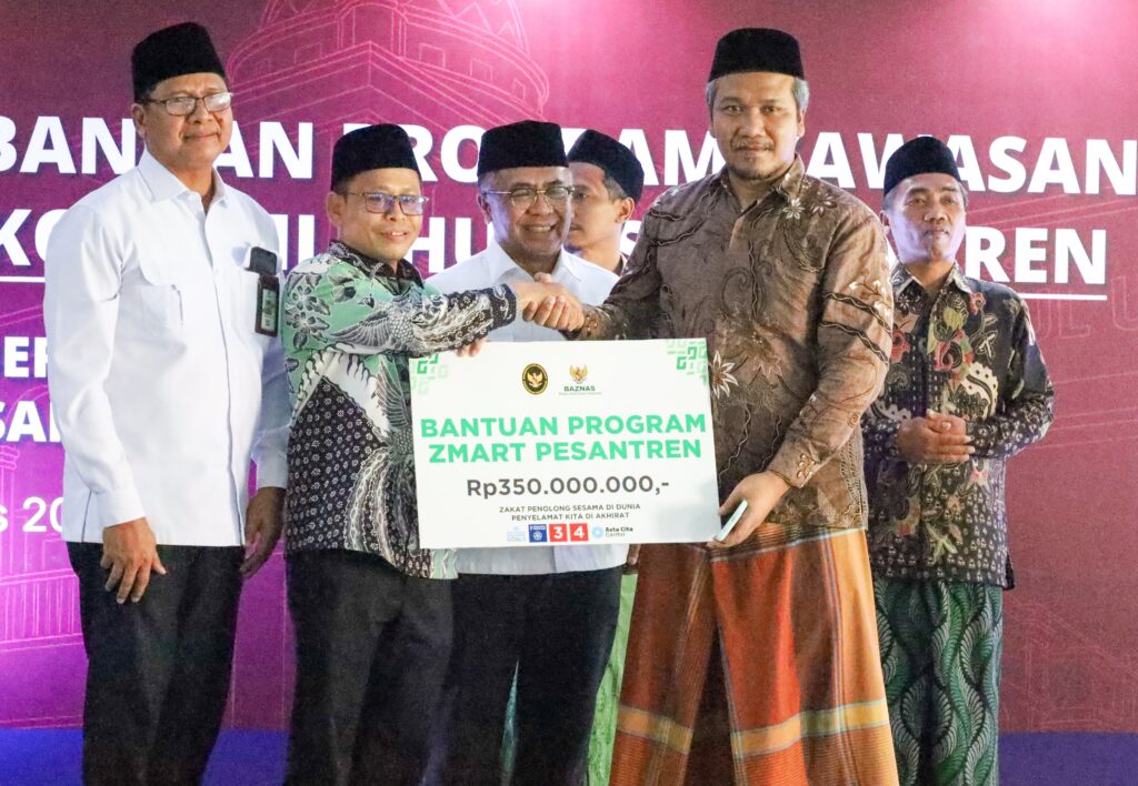 ‎BAZNAS RI Bersama Menko PM Salurkan Bantuan Zmart, BUMi, dan Santripreneur di Gresik