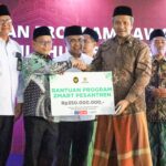 ‎BAZNAS RI Bersama Menko PM Salurkan Bantuan Zmart, BUMi, dan Santripreneur di Gresik
