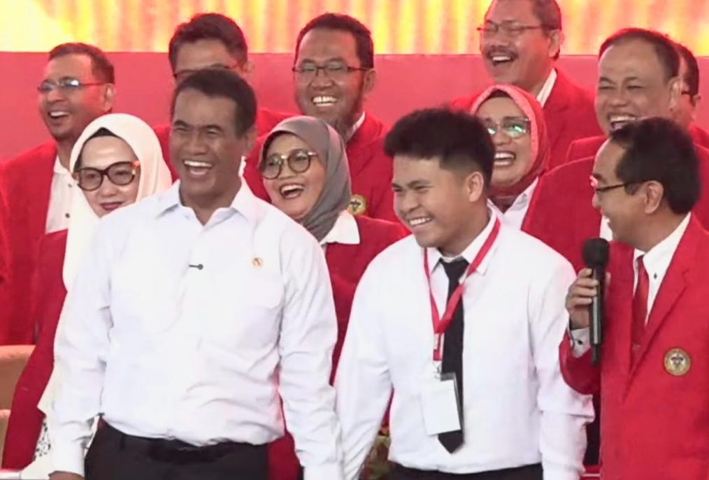 Di Depan 10 Ribu Maba Unhas, Mentan Amran: Change Your Mindset, You Can Change the World