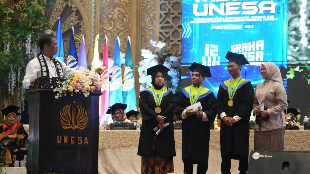 Mentan Amran Beri Wisudawan Combine Harvester, Siapkan jadi Pengusaha Muda