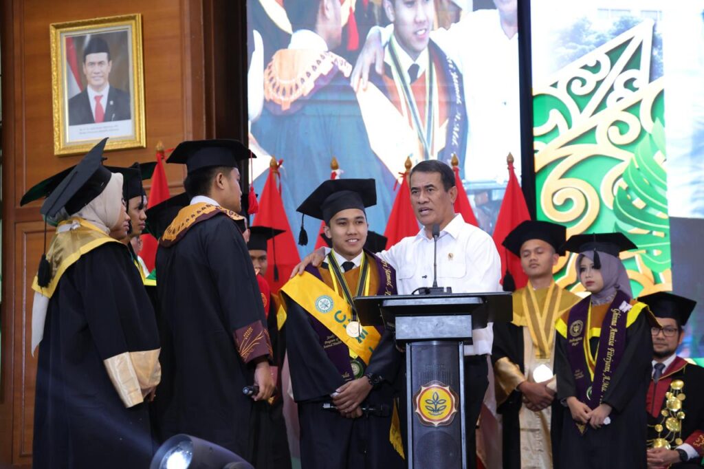 Beri Hand Tractor ke 13 Wisudawan, Mentan Amran: Jangan Cari Kerja, Ciptakan Lapangan Kerja