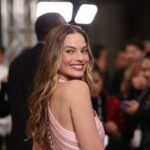 Margot Robbie Hadirkan Pesona Elegan dalam Perpaduan Rok dan Sepatu Berkelas