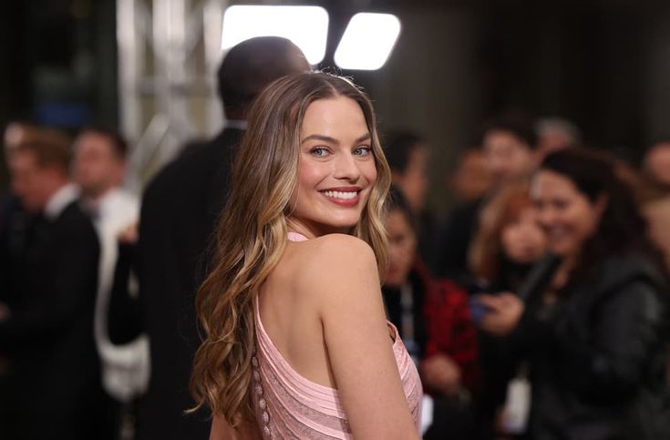 Margot Robbie Hadirkan Pesona Elegan dalam Perpaduan Rok dan Sepatu Berkelas