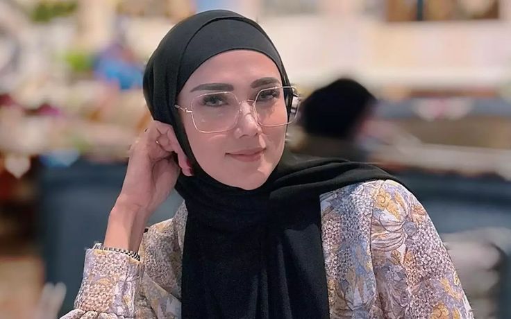 Mulan Jameela Hadiri Upacara 17 Agustus, Berdiri Berbeda Barisan dengan Maia Estianty