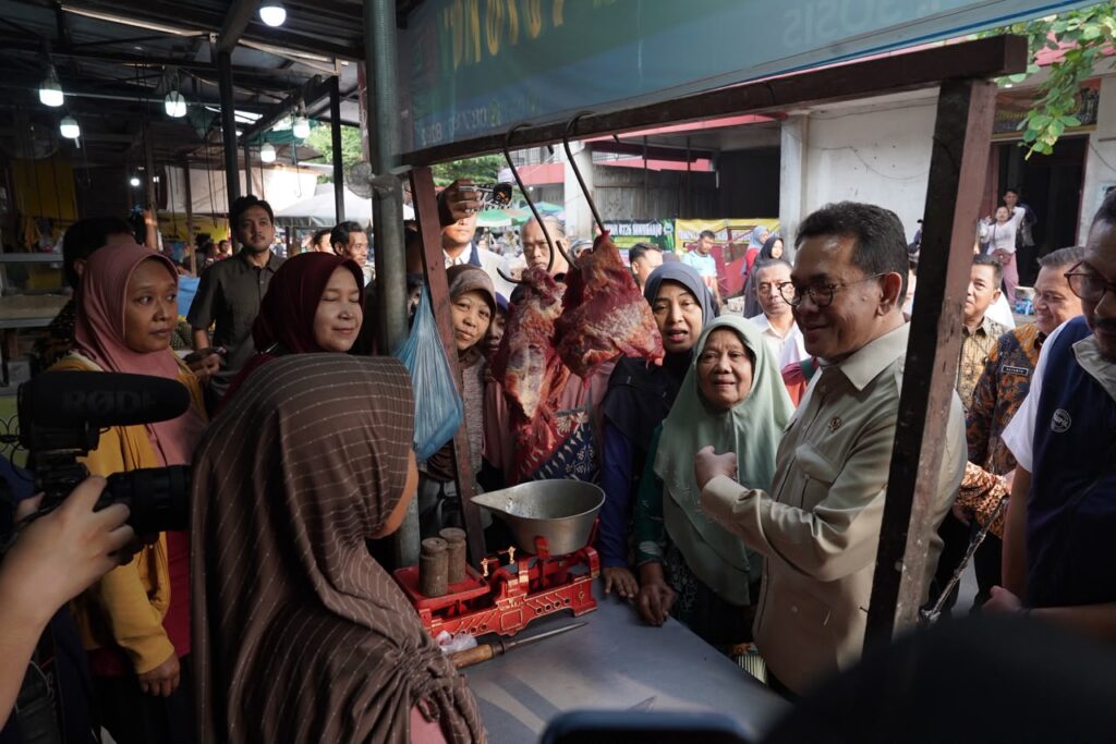 Pantau Bapok di Pasar Ir. Soekarno, Mendag Busan: Pemerintah Terus Jaga Harga Acuan Daging Ayam