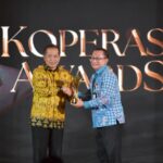 Mendes Yandri Dianugerahi Award Trophy Bakti Koperasi Pradana Nayaka