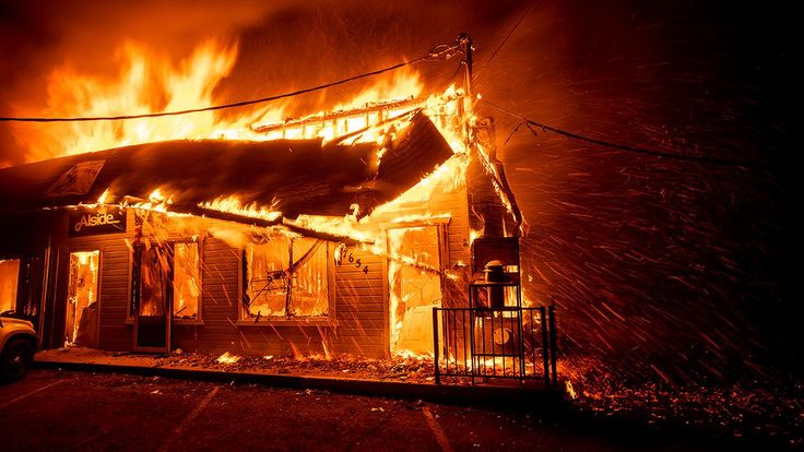 Desa Adat Sade Ludes Terbakar! Warisan Budaya Sasak Rata dengan Tanah