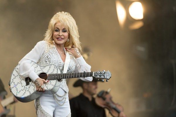 Lebih dari Sekadar Riasan: 5 Prinsip Kecantikan Khas Dolly Parton yang Tak Lekang Waktu