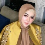 Tetap Cetar! Syahrini Kembali ke Panggung dengan Pesona Elegan dan Cincin Berlian Fantastis