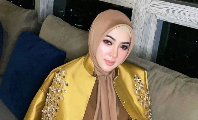 Tetap Cetar! Syahrini Kembali ke Panggung dengan Pesona Elegan dan Cincin Berlian Fantastis