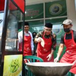 Ketua BAZNAS Jadi Chef ZChicken, Muktamirin Antusias Terima Konsumsi Makanan Gratis