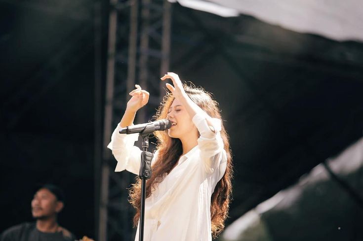 Laika, Yang Ditinggalkan: Nadin Amizah Hadirkan Luka dan Kerinduan dalam 11 Lagu