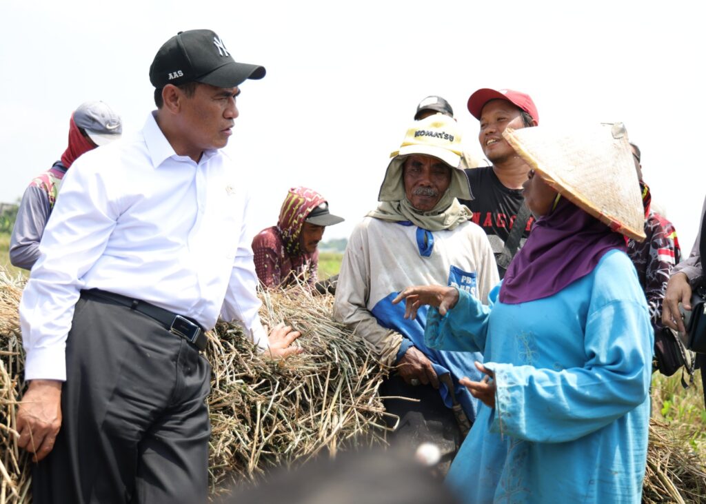 Mentan Berhenti di Sawah Karawang, Beri Combine Harvester untuk Buruh Tani dan Ganti Traktor yang Dicuri
