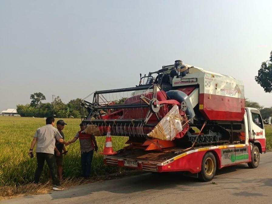 Mentan Amran Tepati Janji, Dalam Hitungan Jam Bantuan Alsintan Tiba di Tangan Petani Karawang