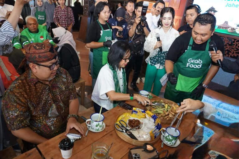Kolaborasi Grab, OVO, dan Kementerian UMKM Hadirkan Program Kota Masa Depan di Kudus
