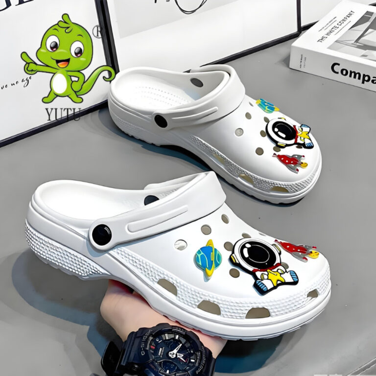 Sandal Baim unisex yang stylish, terbuat dari bahan karet dan EVA yang nyaman dan anti selip.