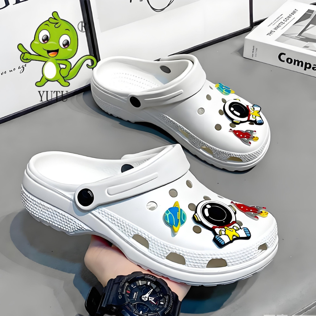 Sandal Baim unisex yang stylish, terbuat dari bahan karet dan EVA yang nyaman dan anti selip.
