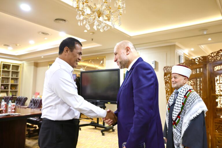 Mentan Amran Berikan Beasiswa untuk 20 Mahasiswa Palestina, Dorong Kerja Sama Pendidikan dan Pertanian