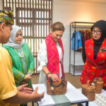 Putri Victoria Kagumi Karya Perajin Perempuan NTB di Bale Kita