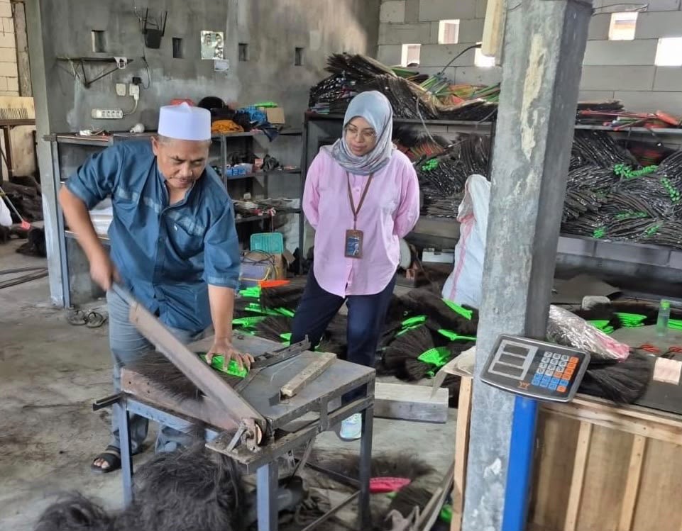 KUR BNI Jember Angkat Usaha Sapu Ijuk ‘Ken Dedes’ di Semboro Naik Kelas