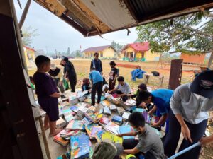 Dari Rak Berantakan ke Ruang Baca: Siswa dan Guru di Bomberay Tata Ulang Perpustakaan Sekolah Mereka