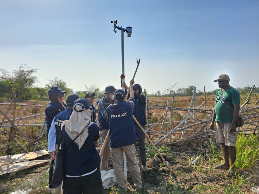 Antisipasi Gagal Panen di Merauke, Tim Ekspedisi Patriot IPB University Pasang Stasiun Pemantau Cuaca Digital untuk Petani