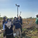 Antisipasi Gagal Panen di Merauke, Tim Ekspedisi Patriot IPB University Pasang Stasiun Pemantau Cuaca Digital untuk Petani
