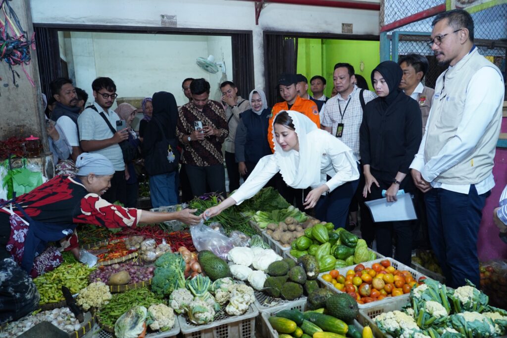 Tinjau Pasar Nusukan Bersama Wali Kota Surakarta, Wamendag Pastikan Pasokan Bapok Aman dan Harga MINYAKITA Sesuai HET