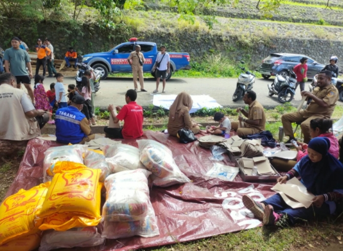 Kemensos Salurkan Bantuan untuk 3200 Warga Terdampak Kebakaran Hebat di DOK V Jayapura