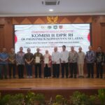 Serahkan Sertipikat Aset BMD dan BUMD Pemprov Kalsel, Wamen Ossy: Perkuat Kepastian Hukum Aset Daerah