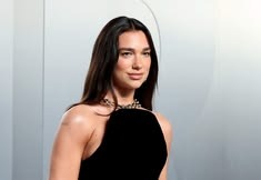 Tuliskan, Percaya, Raih! Kebiasaan Manifesting Dua Lipa yang Mengubah Hidupnya