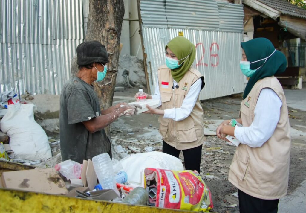 BAZNAS RI Bagikan Makanan Siap Saji bagi Pekerja Rentan Terdampak Abu Vulkanik di Jakarta
