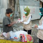 BAZNAS RI Bagikan Makanan Siap Saji bagi Pekerja Rentan Terdampak Abu Vulkanik di Jakarta