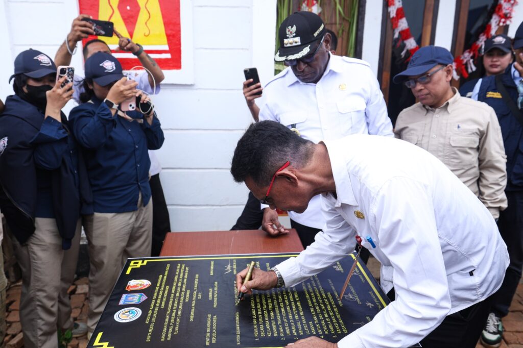 Kementerian Transmigrasi Serahkan 100 Unit RTJK di Kampung Domande, Perkuat Kesejahteraan Masyarakat Lokal