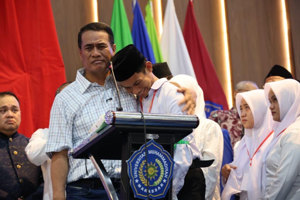 Terharu dengar Kisah Maba Unismuh yang Ditinggal Ayah Sejak Kecil, Mentan Amran Langsung Beri Bantuan