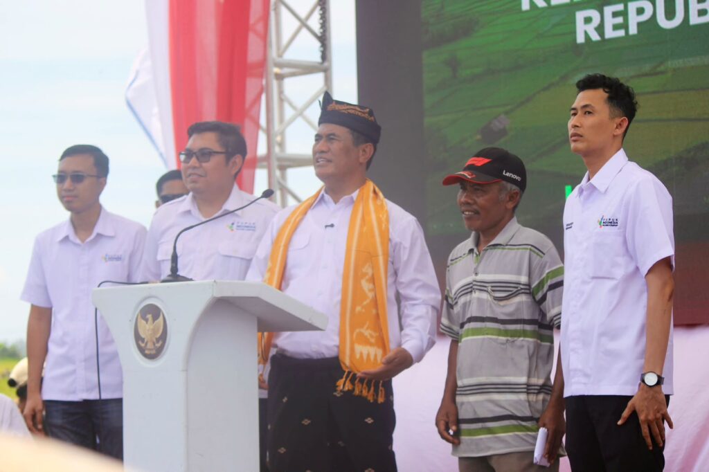 Tak Punya Lahan Sawah, Petani Banggai Dapat Hand Tractor dari Mentan Amran