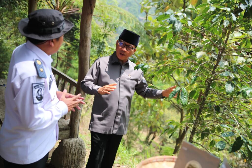 Mendes Yandri Berdialog dengan Petani Kopi Desa Megamendung