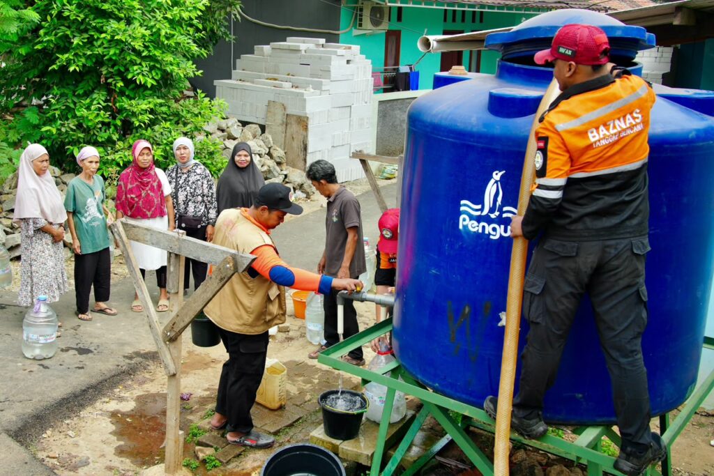 BAZNAS Salurkan 16 Ribu Liter Air Bersih dan Paket Logistik untuk Warga Keranggan Tangsel